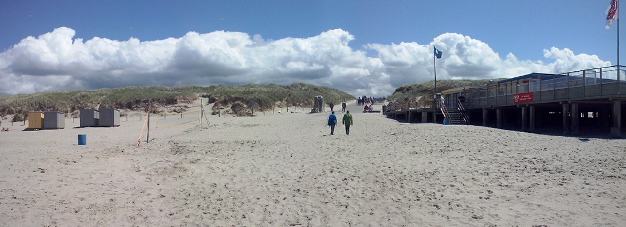 Omgeving strandopgang van zee